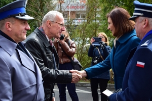 Komendant Wojewódzki Policji w Rzeszowie wraz z Wojewodą Podkarpackim wręczają odznaczenia wyróżnionym osobom.